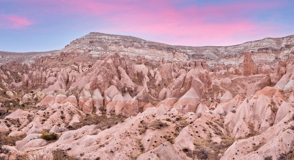 Photo d'une lumière rose au sommet d'une colline
